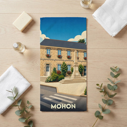 Serviette de bain souvenir de la ville de Mohon avec une illustration stylisée.
