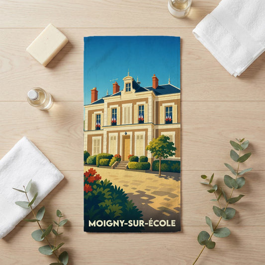 Serviette de bain souvenir de Moigny-sur-École illustrée par une vue stylisée de la mairie.