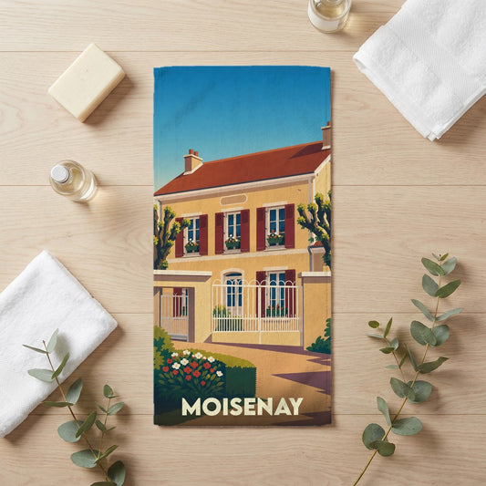Serviette de bain souvenir de la ville de Moisenay avec une illustration stylisée d'une maison traditionnelle.