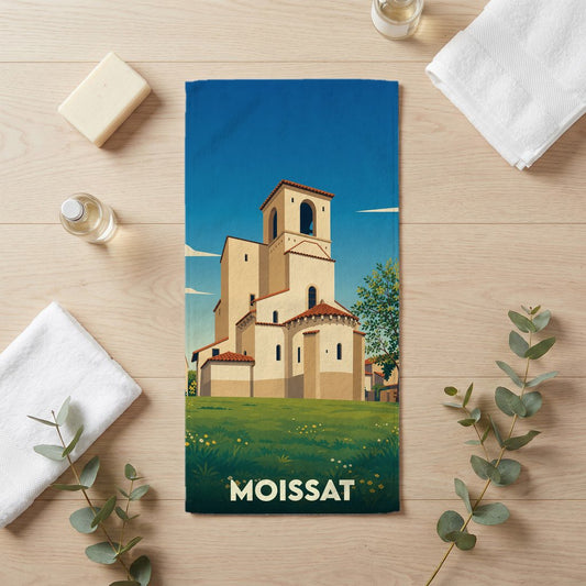Serviette de bain souvenir de la ville de Moissat avec une illustration stylisée de son église.