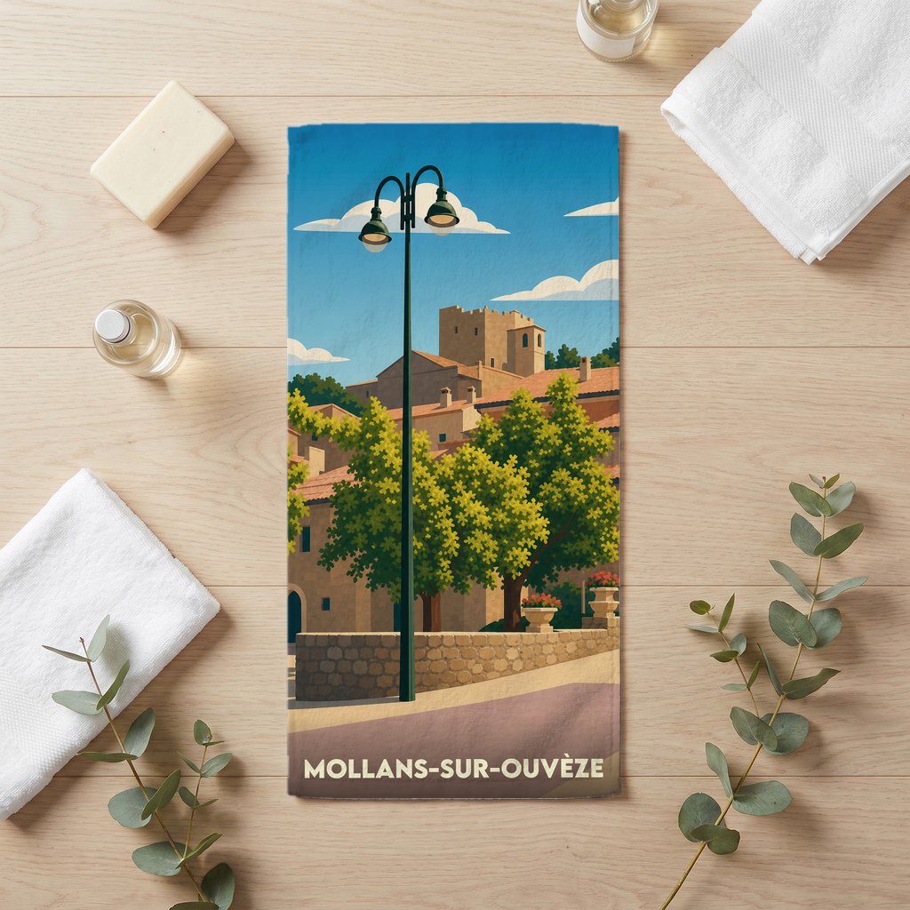Serviette de bain souvenir de la ville de Mollans-sur-Ouvèze avec une illustration stylisée d'un village provençal.