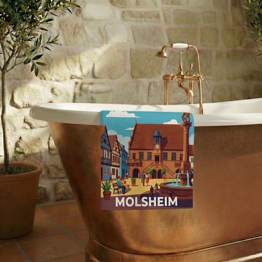 Serviette de bain souvenir de la ville de Molsheim avec une illustration stylisée.