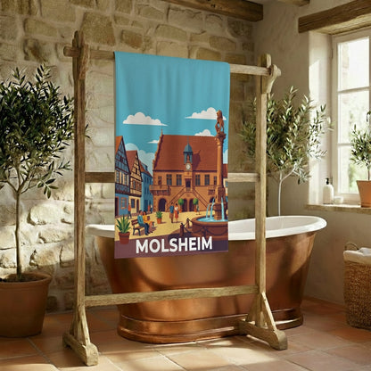 Serviette de bain souvenir de la ville de Molsheim avec une illustration stylisée.