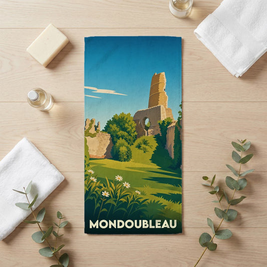 Serviette de bain souvenir de la ville de Mondoubleau avec une illustration stylisée de ses ruines médiévales.