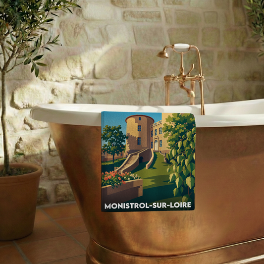 Serviette de bain souvenir de Monistrol-sur-Loire ornée d'une illustration du château.