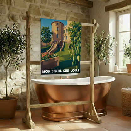 Serviette de bain souvenir de la ville de Monistrol-sur-Loire avec une illustration stylisée de son château.