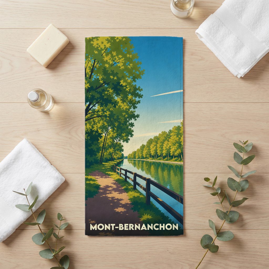 Serviette de bain souvenir de la ville de Mont-Bernanchon avec une illustration stylisée d'un canal.
