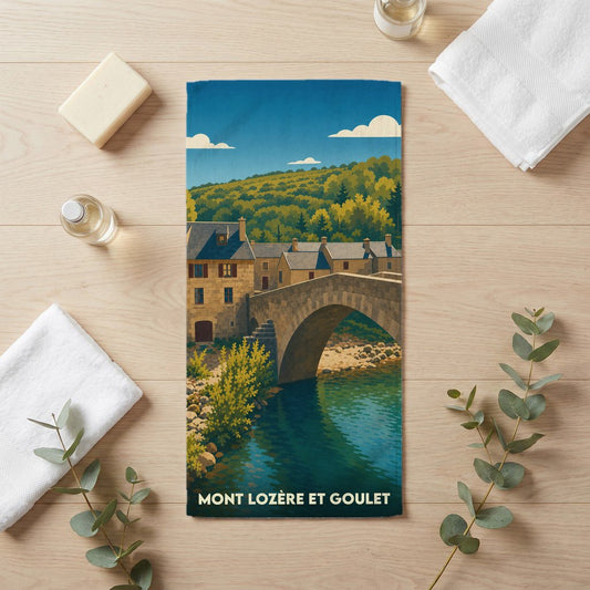 Serviette de bain souvenir de la ville de Mont Lozère et Goulet avec une illustration stylisée de son pont en pierre.