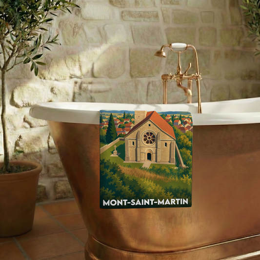 Serviette de bain souvenir de la ville de Mont-Saint-Martin avec une illustration stylisée de son église.