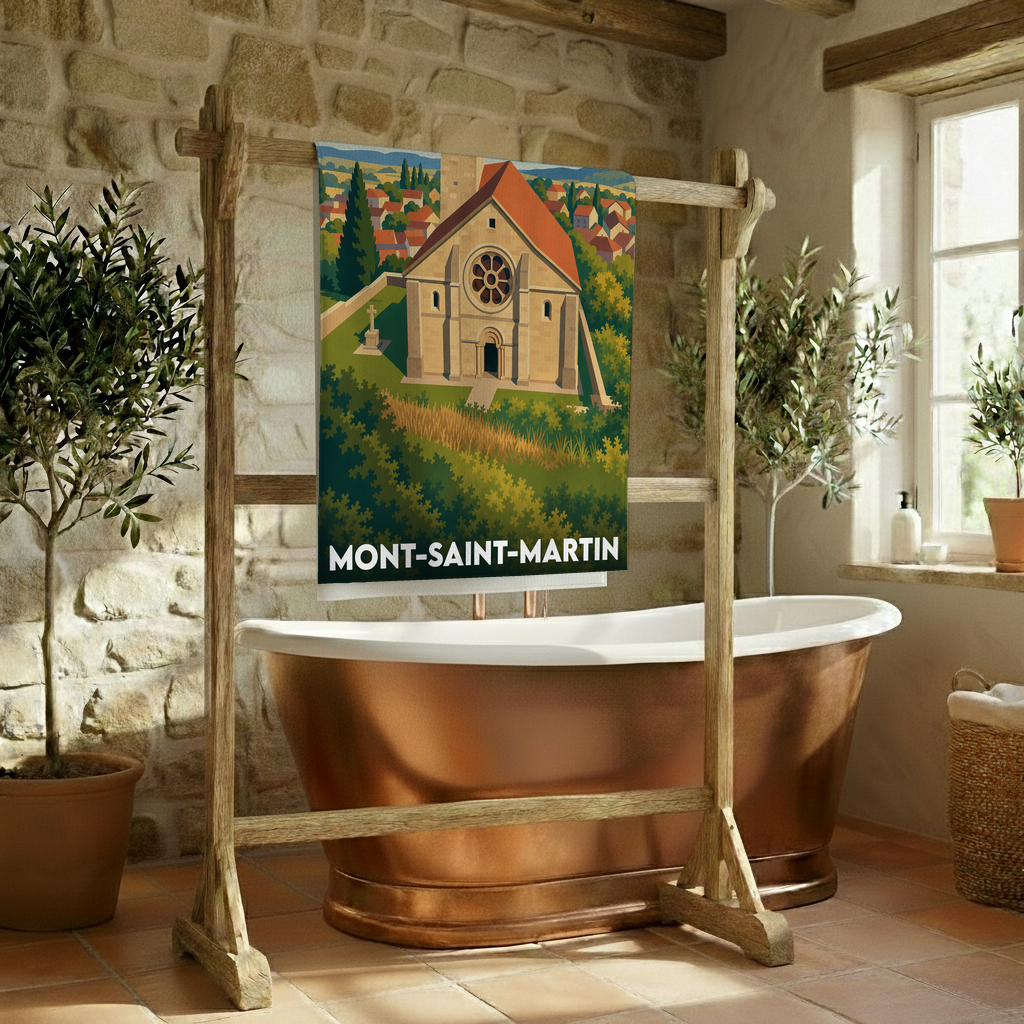 Serviette de bain souvenir de la ville de Mont-Saint-Martin avec une illustration stylisée d'une église.