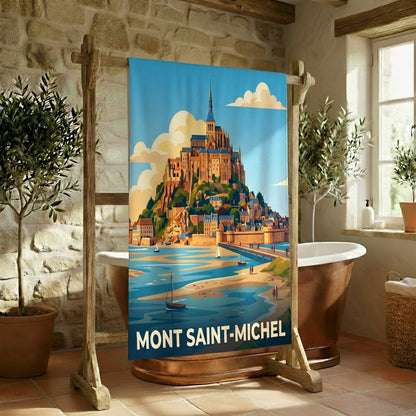 Serviette de bain souvenir du Mont Saint-Michel avec une illustration stylisée.