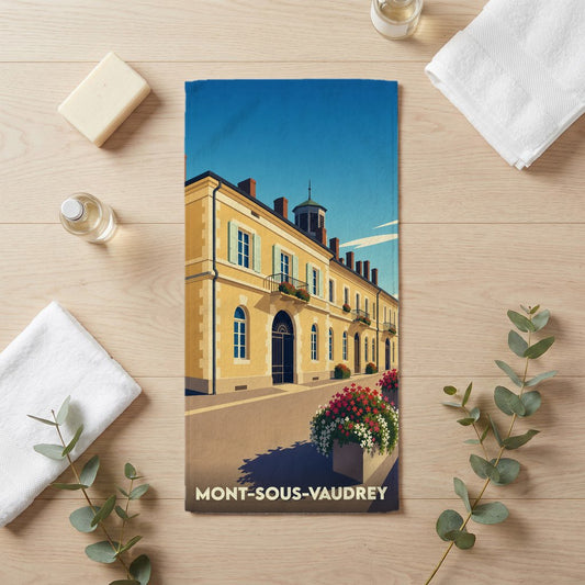 Serviette de bain souvenir de la ville de Mont-sous-Vaudrey avec une illustration stylisée d'un bâtiment historique fleuri.