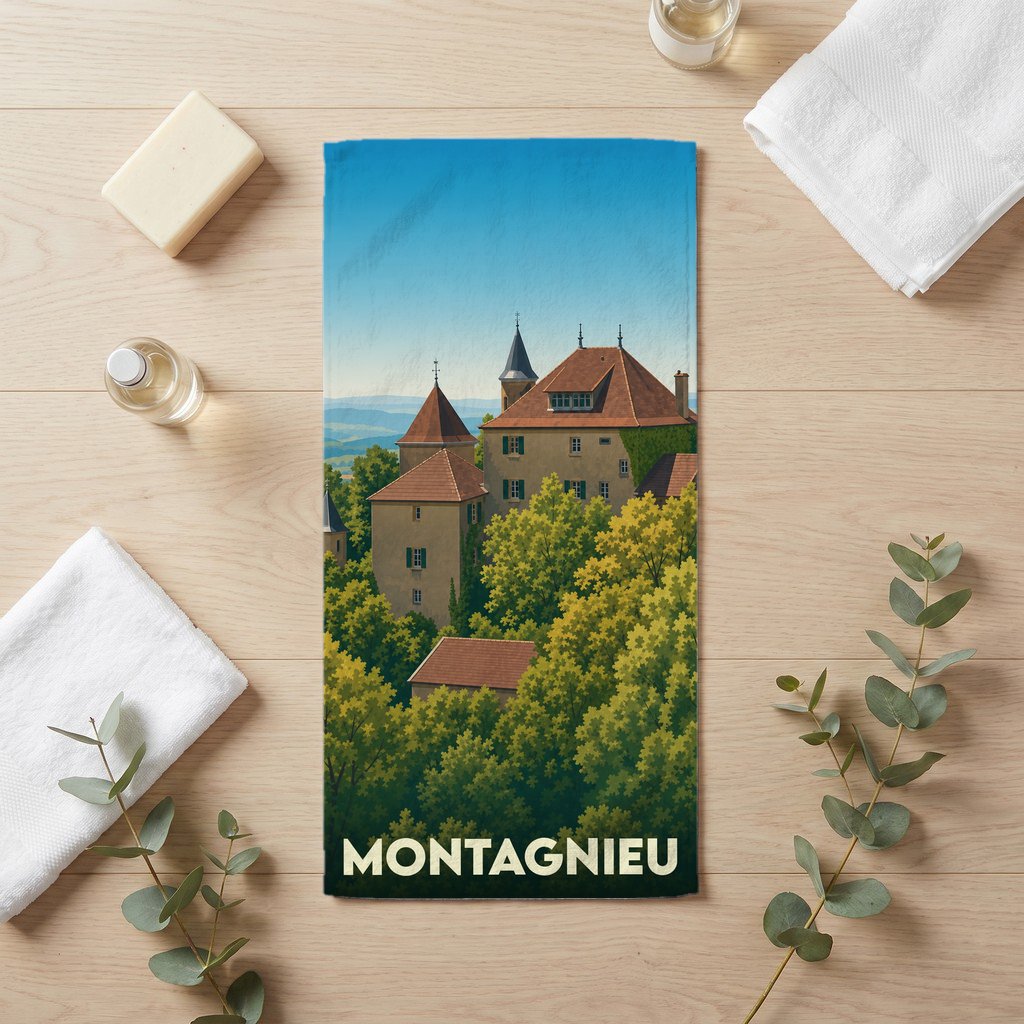 Serviette de bain souvenir de la ville de Montagnieu avec une illustration stylisée d'un château entouré de forêt.
