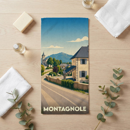 Serviette de bain souvenir de la ville de Montagnole avec une illustration stylisée de paysage montagneux.