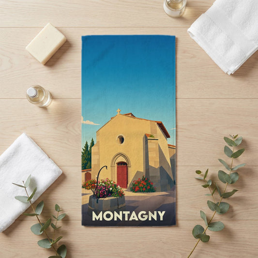 Serviette de bain souvenir de la ville de Montagny avec une illustration stylisée d'une église sous un ciel bleu.