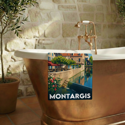 Serviette de bain souvenir de la ville de Montargis avec une illustration stylisée.