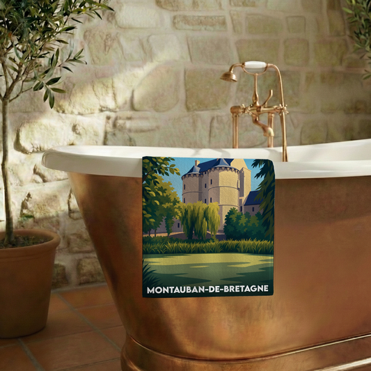 Serviette de bain souvenir de la ville de Montauban-de-Bretagne avec une illustration stylisée.