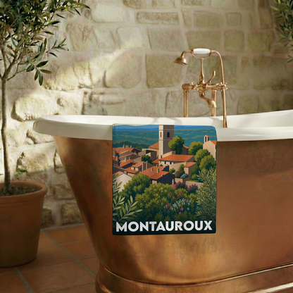Serviette de bain souvenir de la ville de Montauroux avec une illustration stylisée.