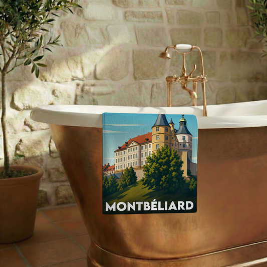Serviette de bain souvenir de la ville de Montbéliard avec une illustration stylisée.