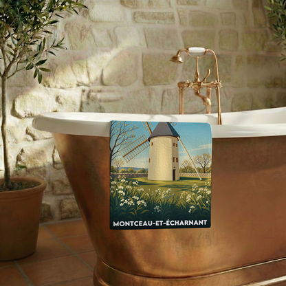 Serviette de bain souvenir de la ville de Montceau-et-Écharnant avec une illustration stylisée d'un moulin.