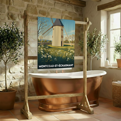 Serviette de bain souvenir de Montceau-et-Écharnant avec une illustration stylisée de son moulin.