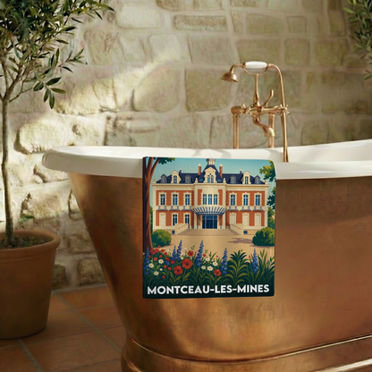 Serviette de bain souvenir de la ville de Montceau-les-Mines avec une illustration stylisée d'un manoir.