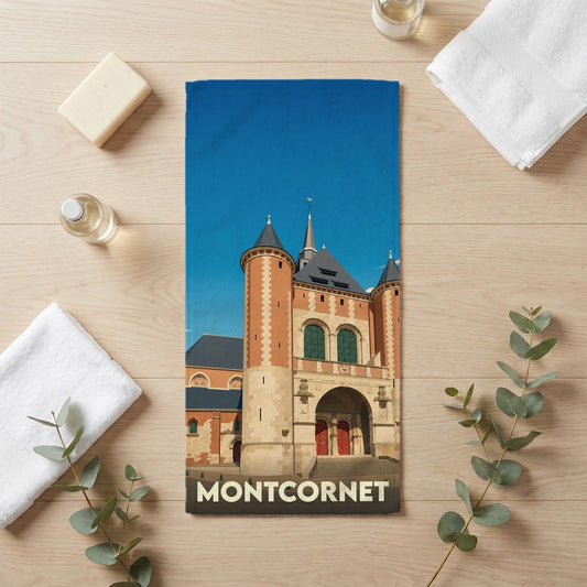 Serviette de bain souvenir de la ville de Montcornet avec une illustration stylisée.
