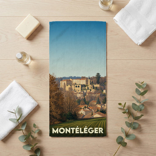 Serviette de bain souvenir de la ville de Montéléger avec une illustration stylisée de son château et de son paysage.