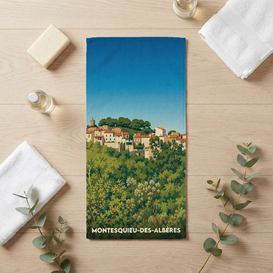 Serviette de bain souvenir de la ville de Montesquieu-des-Albères avec une illustration stylisée.