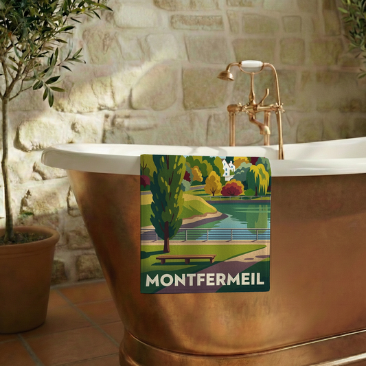 Serviette de bain souvenir de la ville de Montfermeil avec une illustration de paysage stylisée.