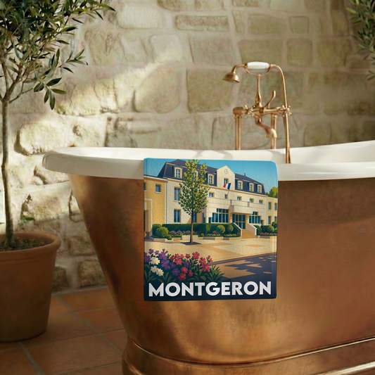 Serviette de bain souvenir de la ville de Montgeron avec une illustration stylisée de son hôtel de ville.