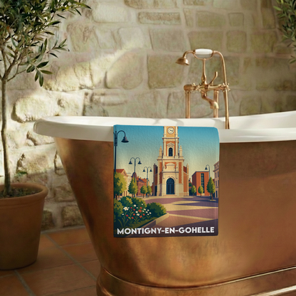 Serviette de bain souvenir de la ville de Montigny-en-Gohelle avec une illustration stylisée de son église.