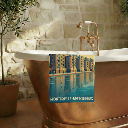 Serviette de bain souvenir de la ville de Montigny-le-Bretonneux avec une illustration stylisée.