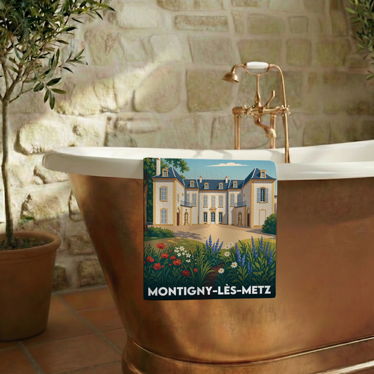 Serviette de bain souvenir de la ville de Montigny-lès-Metz avec une illustration stylisée d'un château fleuri.