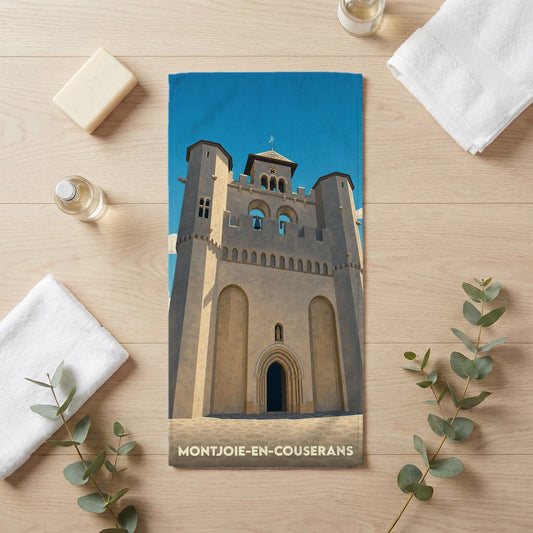 Serviette de bain souvenir de la ville de Montjoie-en-Couserans avec une illustration stylisée de son église fortifiée.
