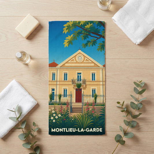 Serviette de bain souvenir de la ville de Montlieu-la-Garde avec une illustration stylisée de sa mairie.