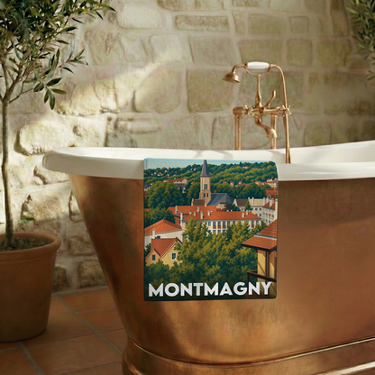 Serviette de bain souvenir de la ville de Montmagny avec une illustration stylisée.