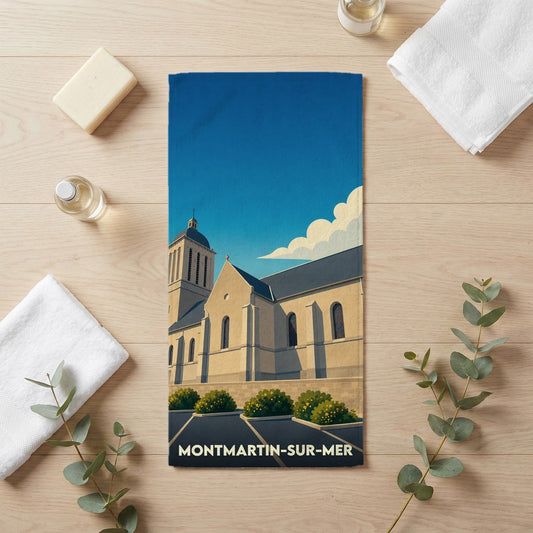 Serviette de bain souvenir de Montmartin-sur-Mer avec une illustration stylisée de l'église locale.