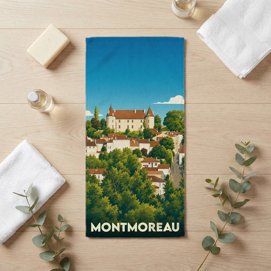 Serviette de bain souvenir de la ville de Montmoreau avec une illustration stylisée de son château.