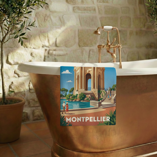 Serviette de bain souvenir de la ville de Montpellier avec une illustration stylisée.