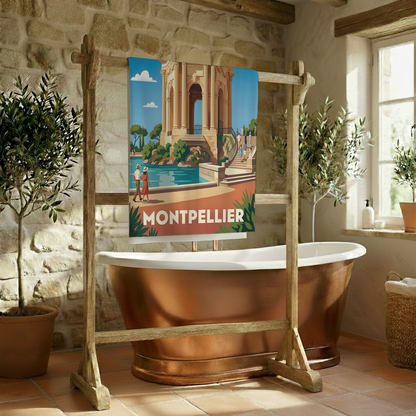 Serviette de bain souvenir de la ville de Montpellier avec une illustration stylisée.