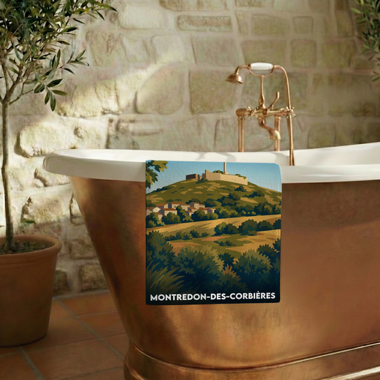 Serviette de bain souvenir de Montredon-des-Corbières avec une illustration stylisée du paysage local.