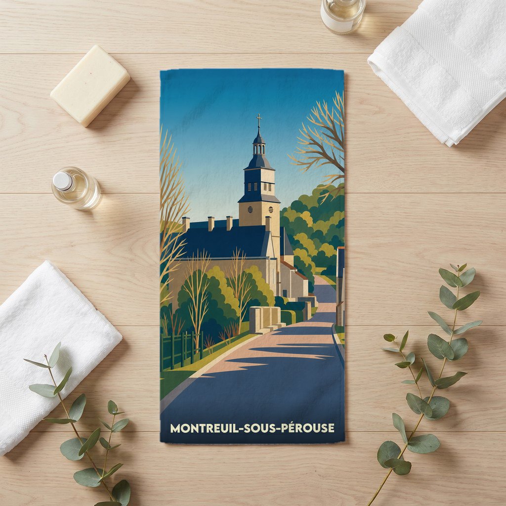 Serviette de bain souvenir de la ville de Montreuil-sous-Pérouse avec une illustration stylisée d'une église et d'une route.