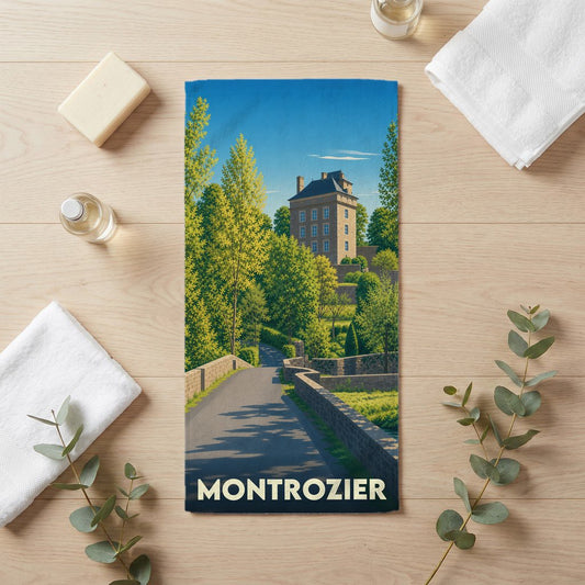Serviette de bain souvenir de la ville de Montrozier avec une illustration stylisée de son château et d'un pont de pierre.