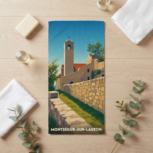 Serviette de bain souvenir de la ville de Montségur-sur-Lauzon avec une illustration stylisée.