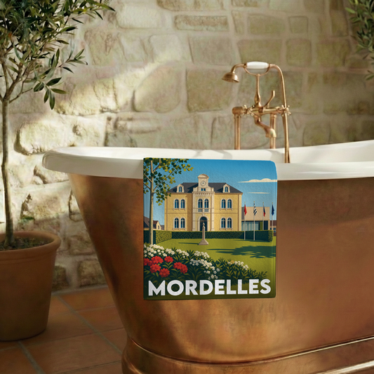 Serviette de bain souvenir de la ville de Mordelles avec une illustration stylisée de sa mairie.
