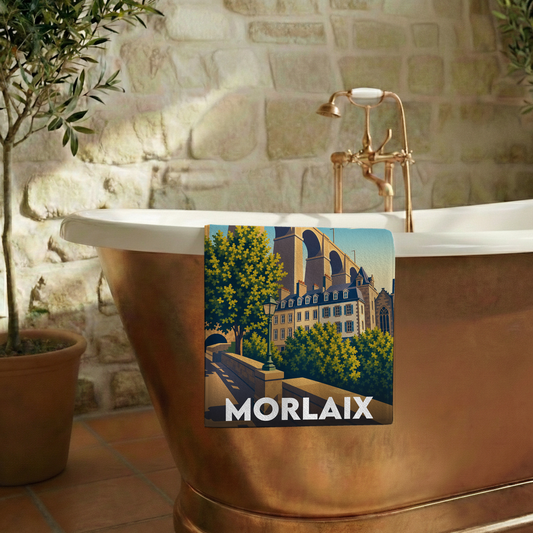 Serviette de bain souvenir de la ville de Morlaix avec une illustration stylisée.