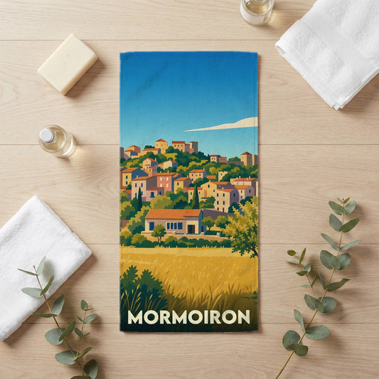 Serviette de bain souvenir de la ville de Mormoiron avec une illustration stylisée de style affiche vintage.