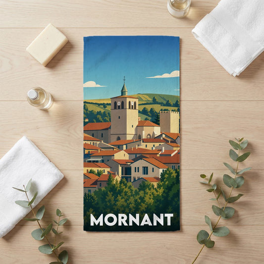 Serviette de bain souvenir de la ville de Mornant avec une illustration stylisée de son clocher et de ses toits.
