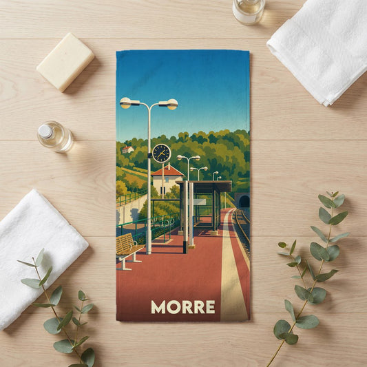 Serviette de bain souvenir de la ville de Morre avec une illustration stylisée de sa gare ferroviaire.